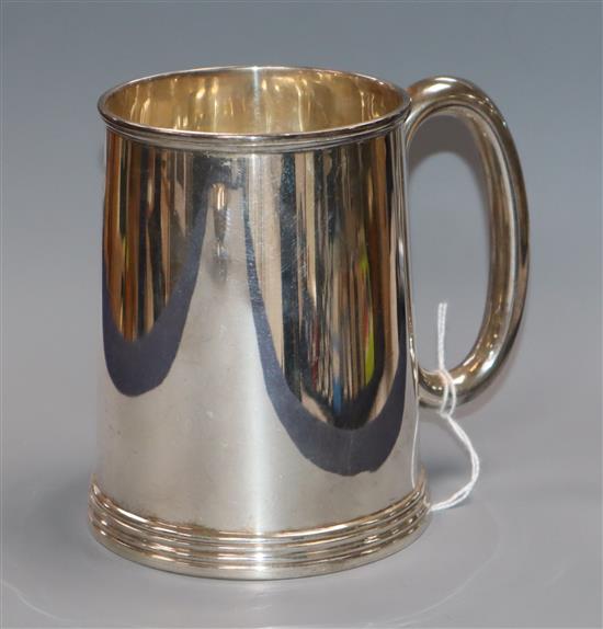 A George V silver mug, Birmingham, 1932, 10 oz.